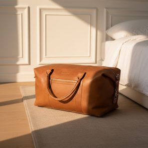 HB-1314-Closeup-16-N70-Cognac-Small_Weekendtaske-Firmajulegaver-AI