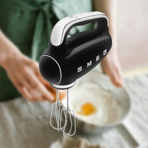 HMF01BLEU_20_Haandmixer-Sort_Smeg_Firmajulegaver_10